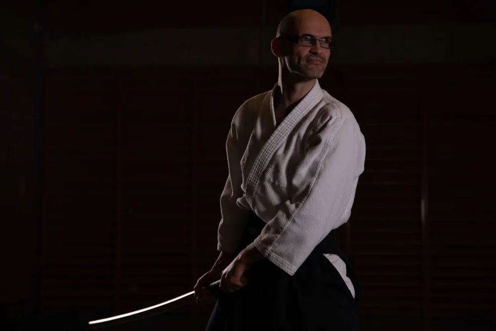 Edwin met bokken in waki kamae in Aikido